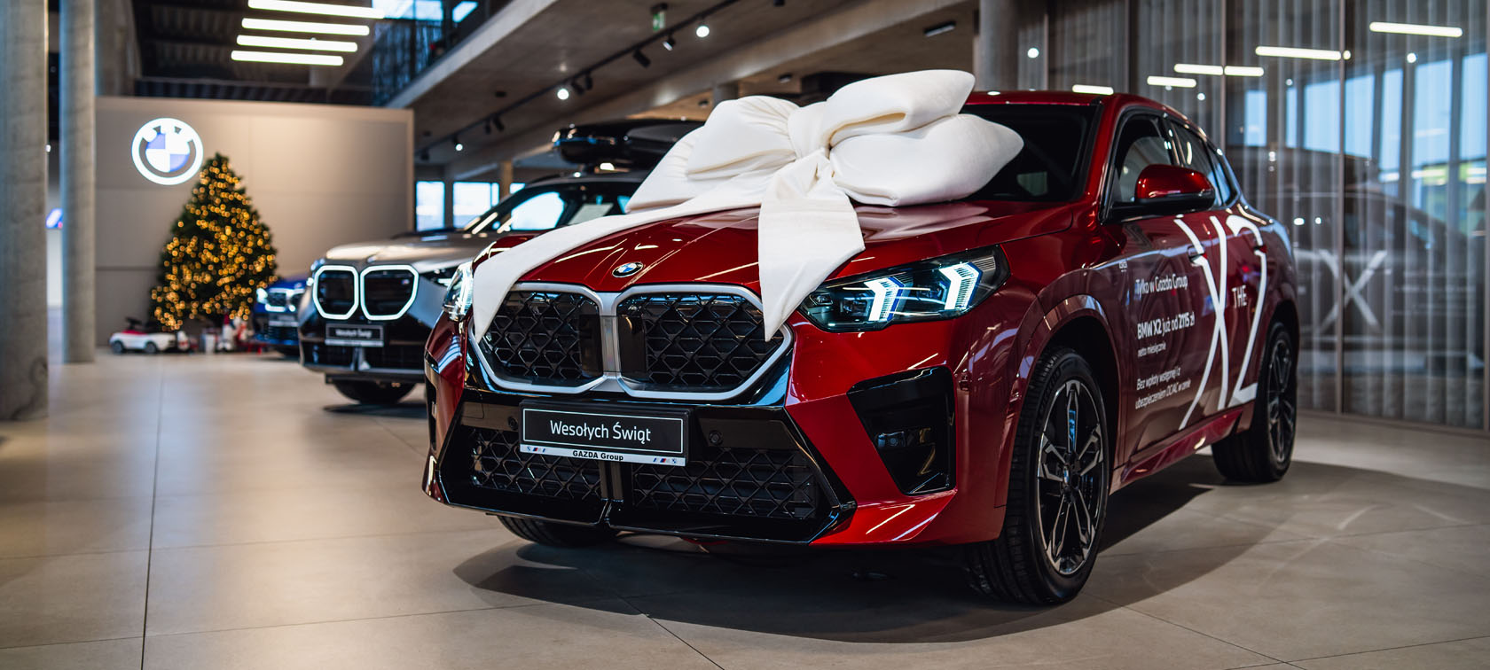 Serwis BMW - Radośni ludzie na hamaku.