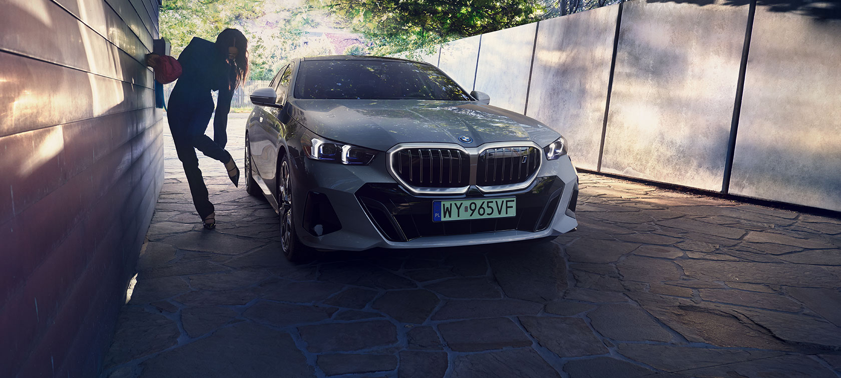 Serwis BMW - Radośni ludzie na hamaku.