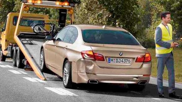 Holowanie samochodu przez dealera BMW za pośrednictwem profesjonalnego samochodu