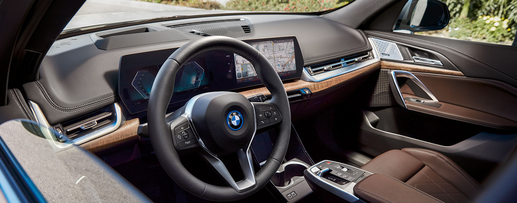 KOMFORT I SYSTEMY WSPOMAGAJĄCE KIEROWCĘ W NOWYM BMW iX1.